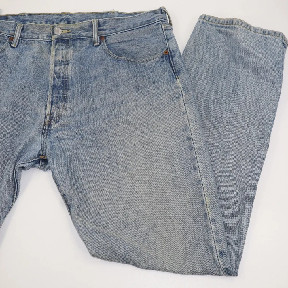 Levis 501 Men Original Fit Button Fly Straight Leg Light Wash Blue Jeans 38 x 32